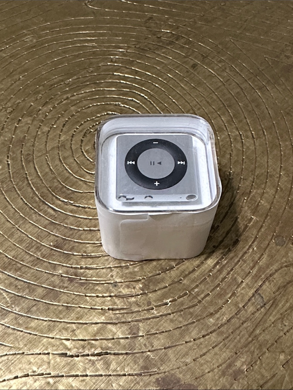Apple iPod Shuffle 4th Generation 2GB Silver A1373 MP3 Player Brand New